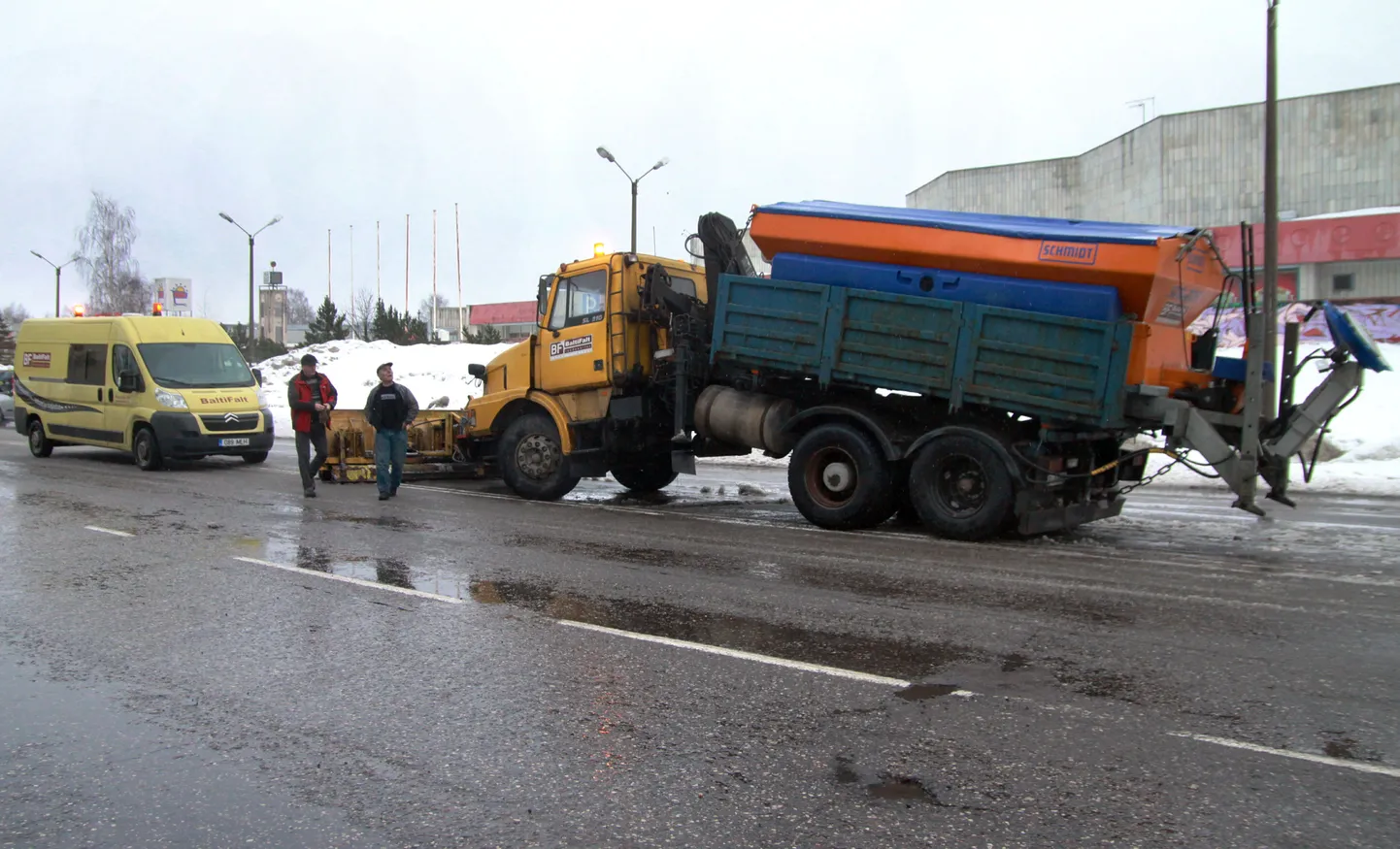 Pärnus Papiniidu tänaval läks teetööde auto keskelt pooleks.