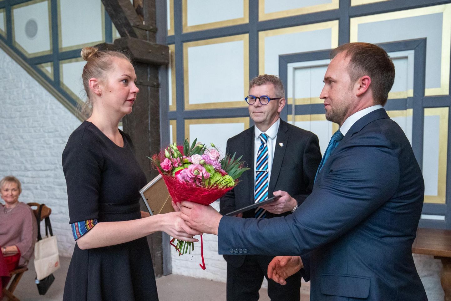 Stipendiaat Anni Rikkerile ulatab Terje Damman (tagaplaanil) tunnustuskirja ja Sven Hõbemägi lilled.