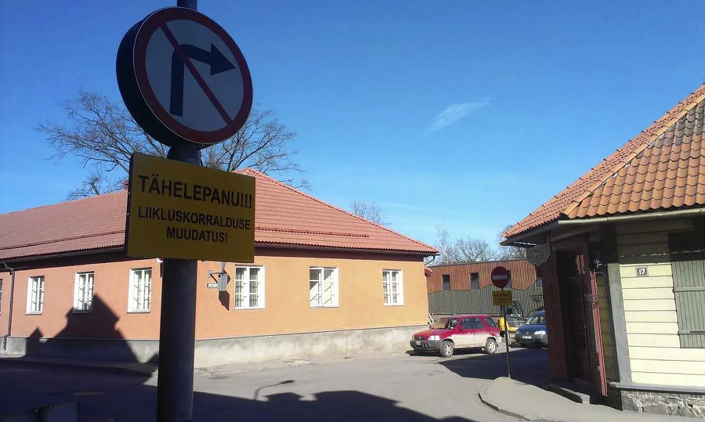 Koidu tänavale pööramist keelav liiklusmärk on koos muudatusest teatava lisatahvliga Tartu tänaval üleval nii kesklinna kui mäe poolt tulijale. Samasugune infotahvel on ka tänava otsas sissesõidukeelu märgi juures.