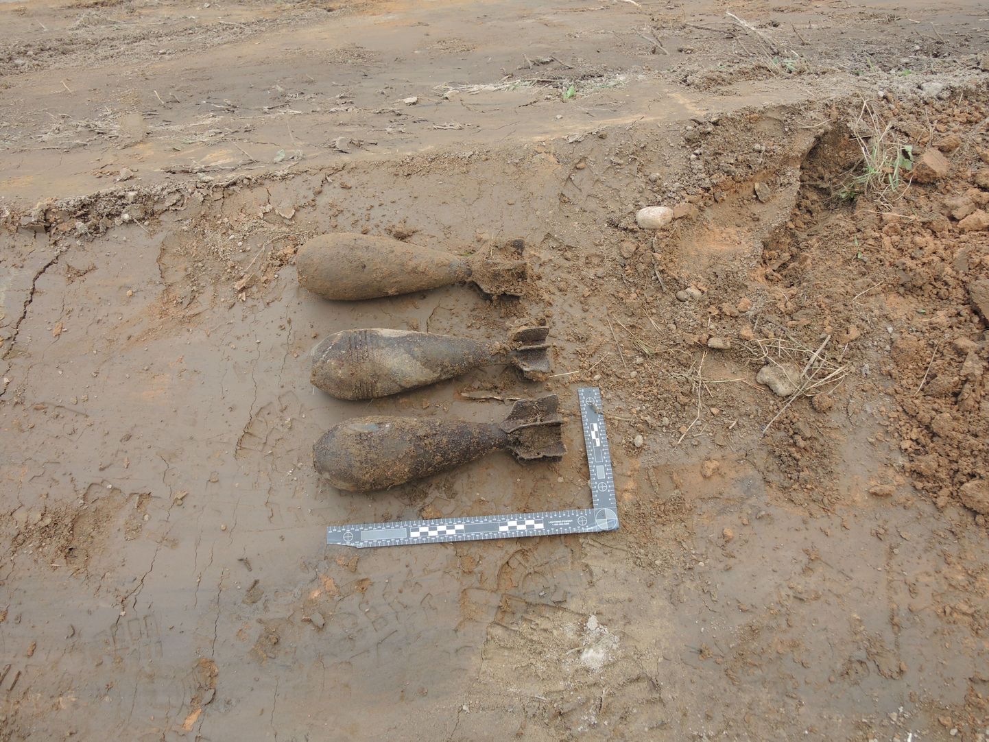 Jeti külast leitud kolm 82 mm miinipildujamiini.