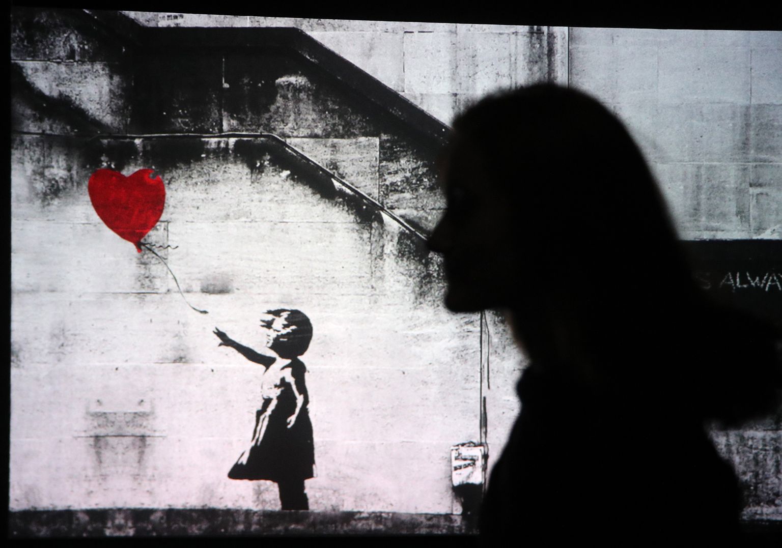 Banksy teos «Tüdruk punase õhupalliga» näitusel Moskvas.