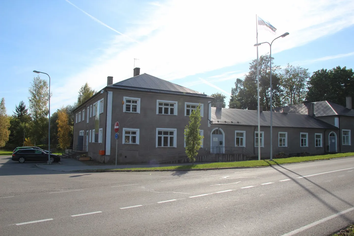 Perearstikeskus ja apteek asuvad keset Sangaste asuvas teenuskeskuses.