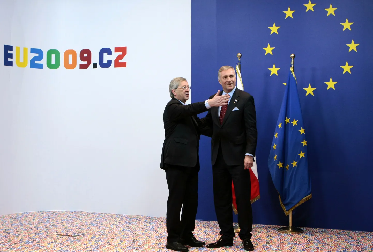 ELi eesistujamaa Tšehhi valitsusjuht Mirek Topolanek (paremal) ja Luksemburgi valitsusjuht Jean-Claude Juncker Brüsselis.