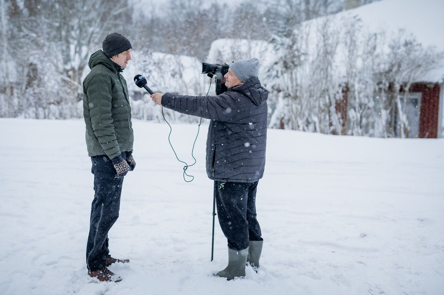 MARGUS MULD oli detsembris mitmeid päevi hõivatud Saaremaa elektrikriisi kajastamisega. Fotol küsitleb ta Rasmus Armast Elektrilevist.