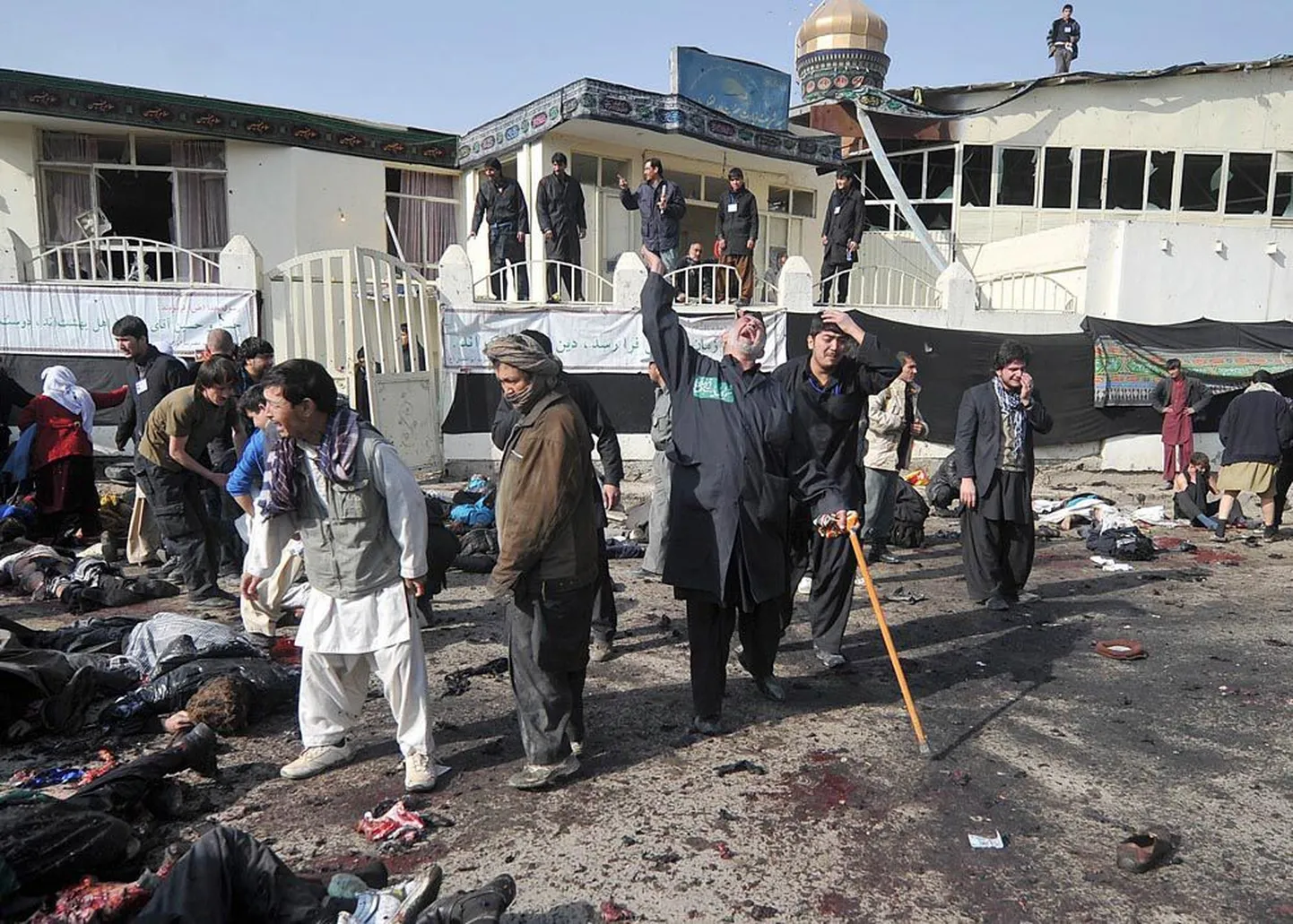 Kabulis sündmuspaigal viibinud AFP fotograafi teatel sõimasid plahvatuste järel šokis inimesed Al-Qaedat ja Talibani.