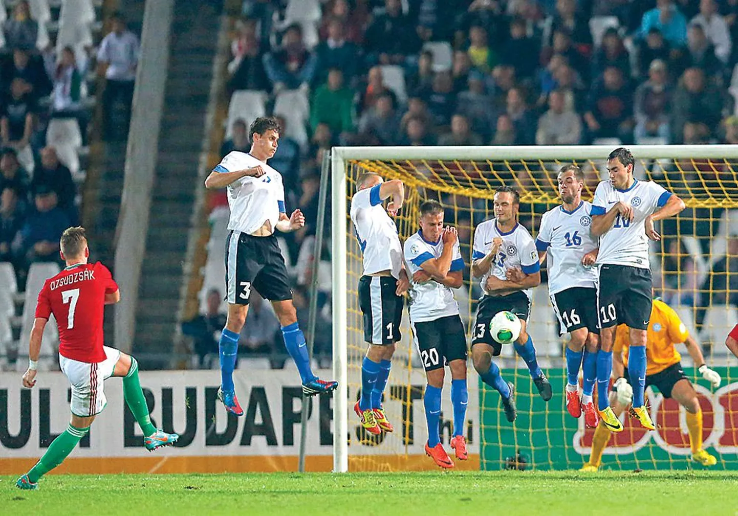 Венгерские футболисты пробивают защиту эстонской команды. В результате — очередной гол.