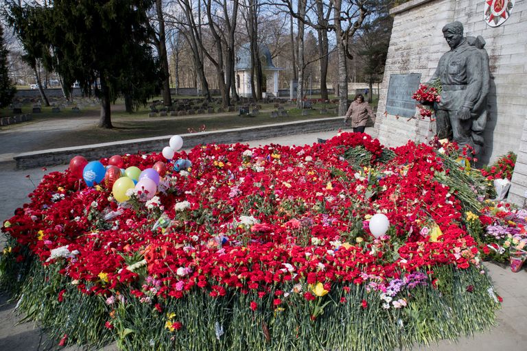 Lilled pronkssõduri juures peale 9. mai tähistamist. Punased nelgid, õhupallid.