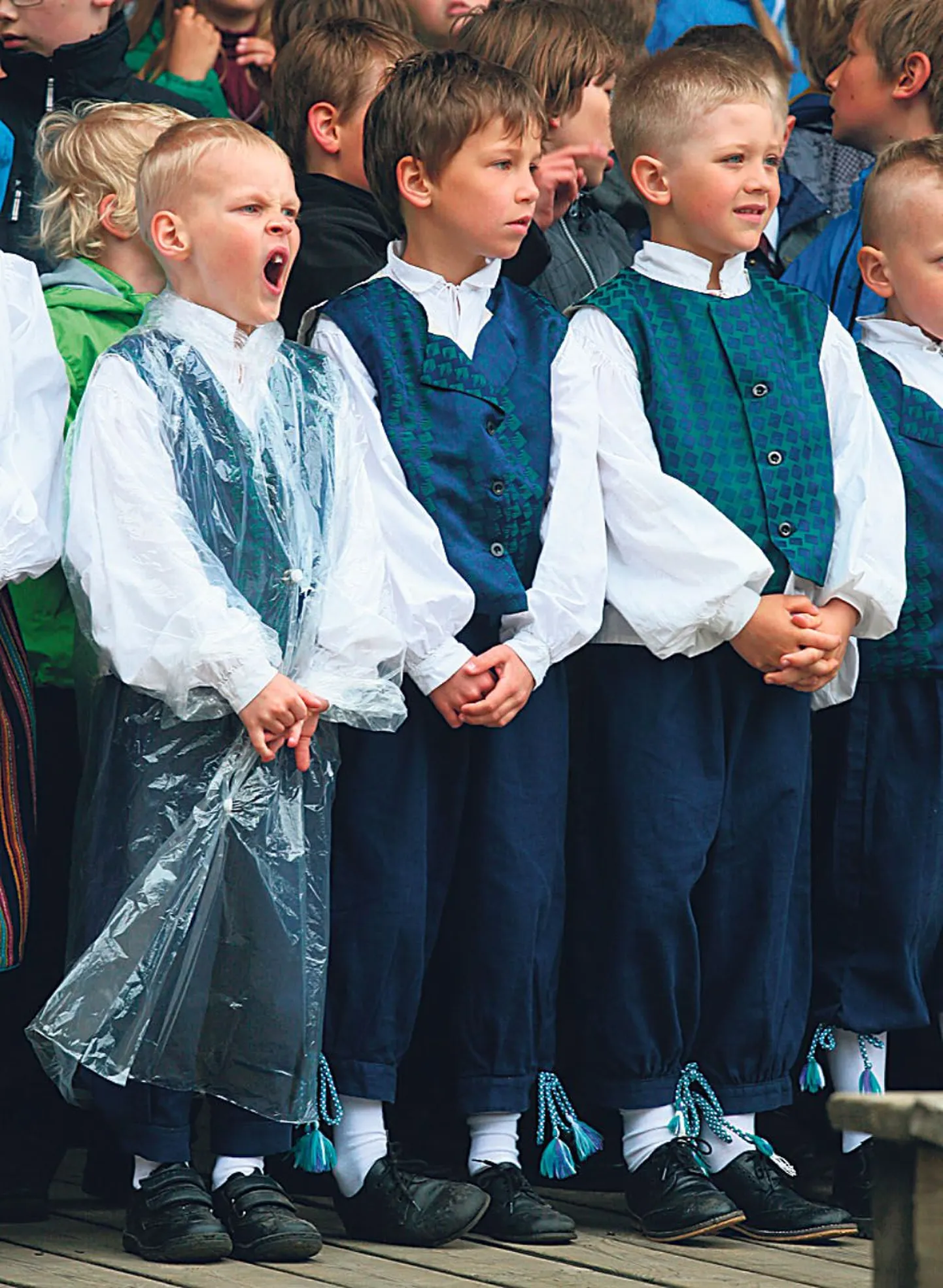 Hootised vihmasabinad ei suutnud Pärnumaa laste laulupeol osalenute peolusti väärata. Päeval tehti proovi, pärastlõunal marsiti rongkäigus ja õhtupoolikul anti meeleolukas kontsert.