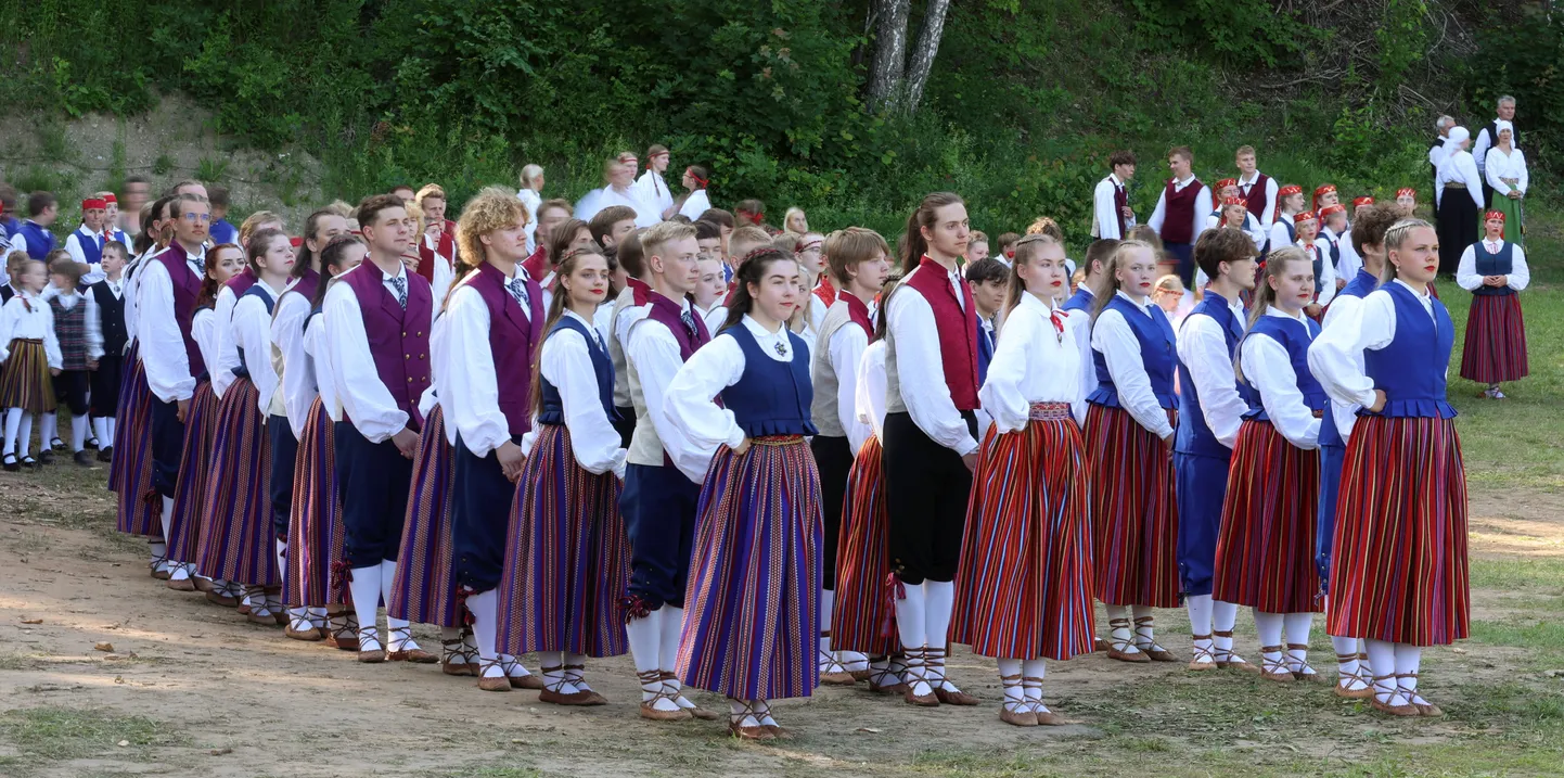Kellel erksam, kellel tagasihoidlikum, kellel matt ja kellel läikiv - punane huulepulk ei puudu tantsupeol naiste meigikotist.