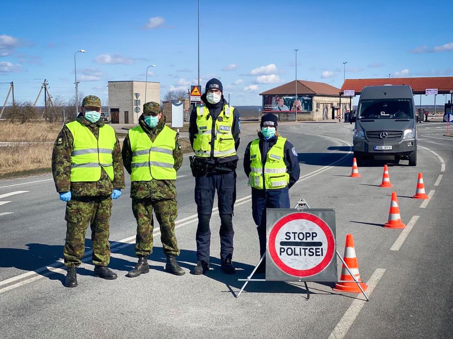 Kaitseliitlased Saaremaal patrullimas. Tänasest leevenevad ka saartele seatud piirangud.