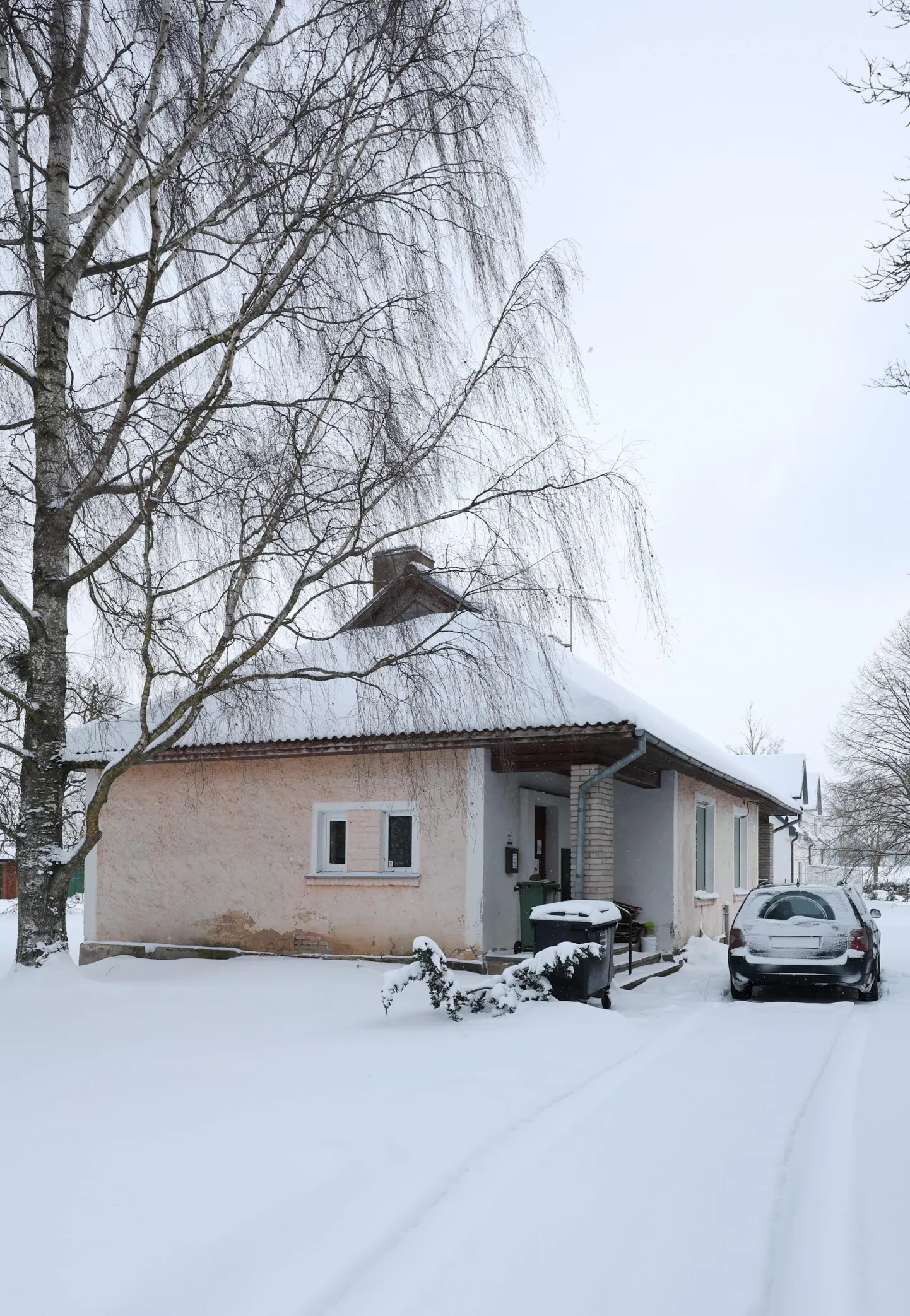 Ilmatsalu alevikus vanas väikses majas elavad endised kinnipeetavad kohalikega kuigi palju kokku ei puutu. Vähemalt kaks seal tugiteenusel olevat meest käivad tööl.