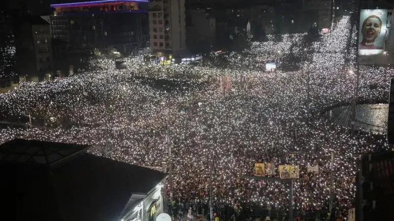 По разным оценкам, в Белграде на митинг вышли от 100 до 300 тысяч протестующих против коррупции.