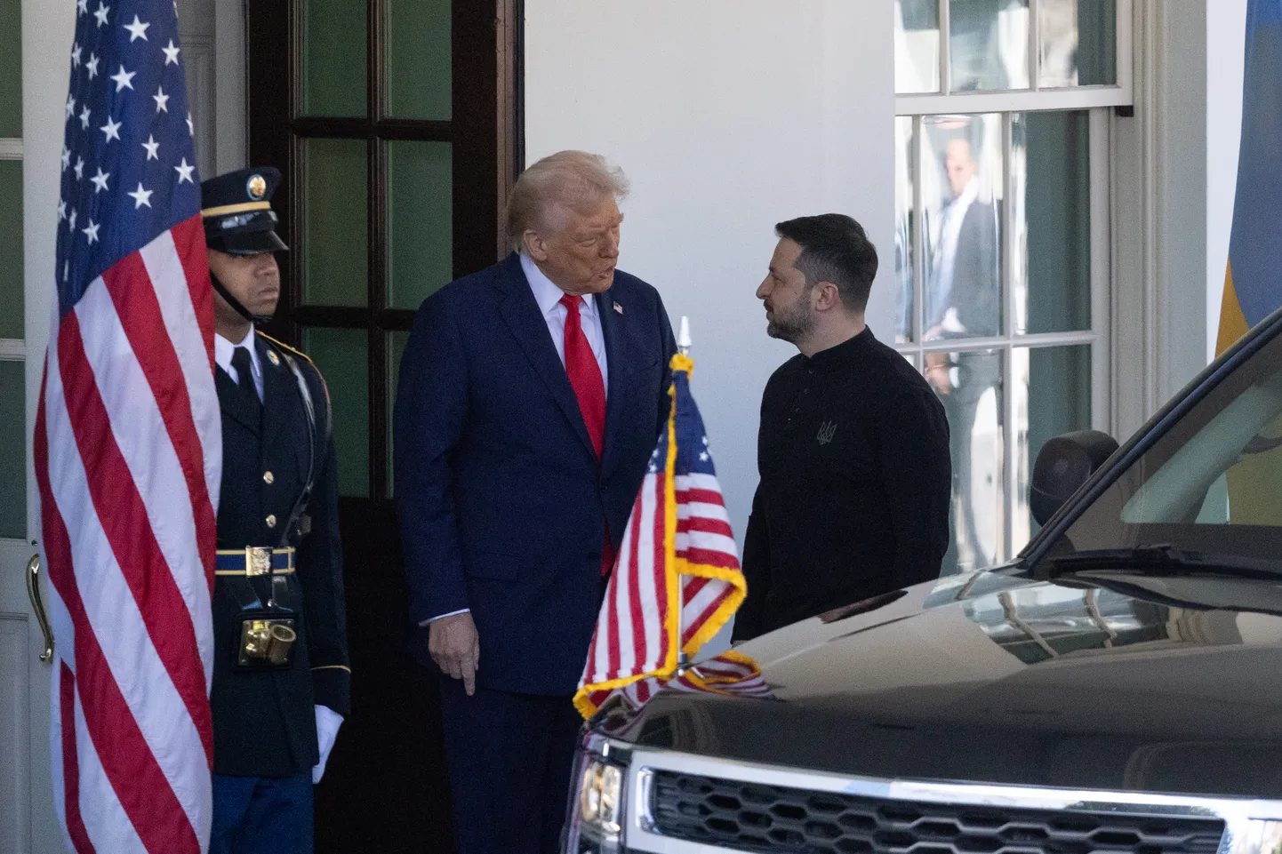 28 февраля 2025 г. Президент США Дональд Трамп (в центре) приветствует президента Украины Владимира Зеленского (справа) в Белом доме в Вашингтоне, округ Колумбия, США