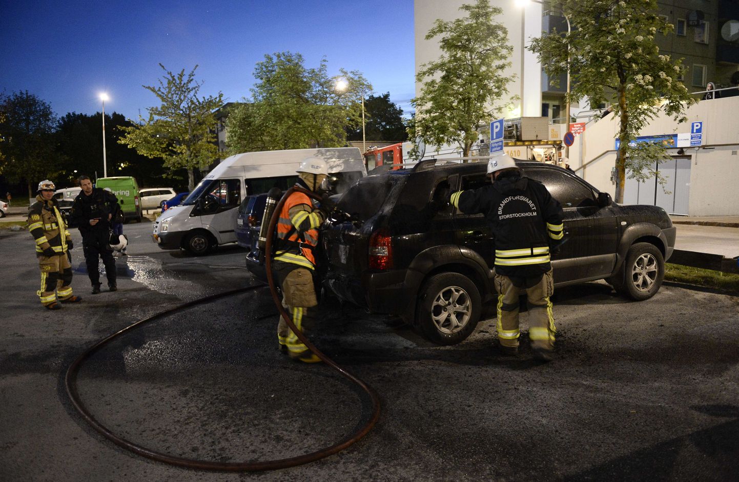 Tuleõrjujad kustutavad autopõlengut Stockholmi Tensta linnaosas.