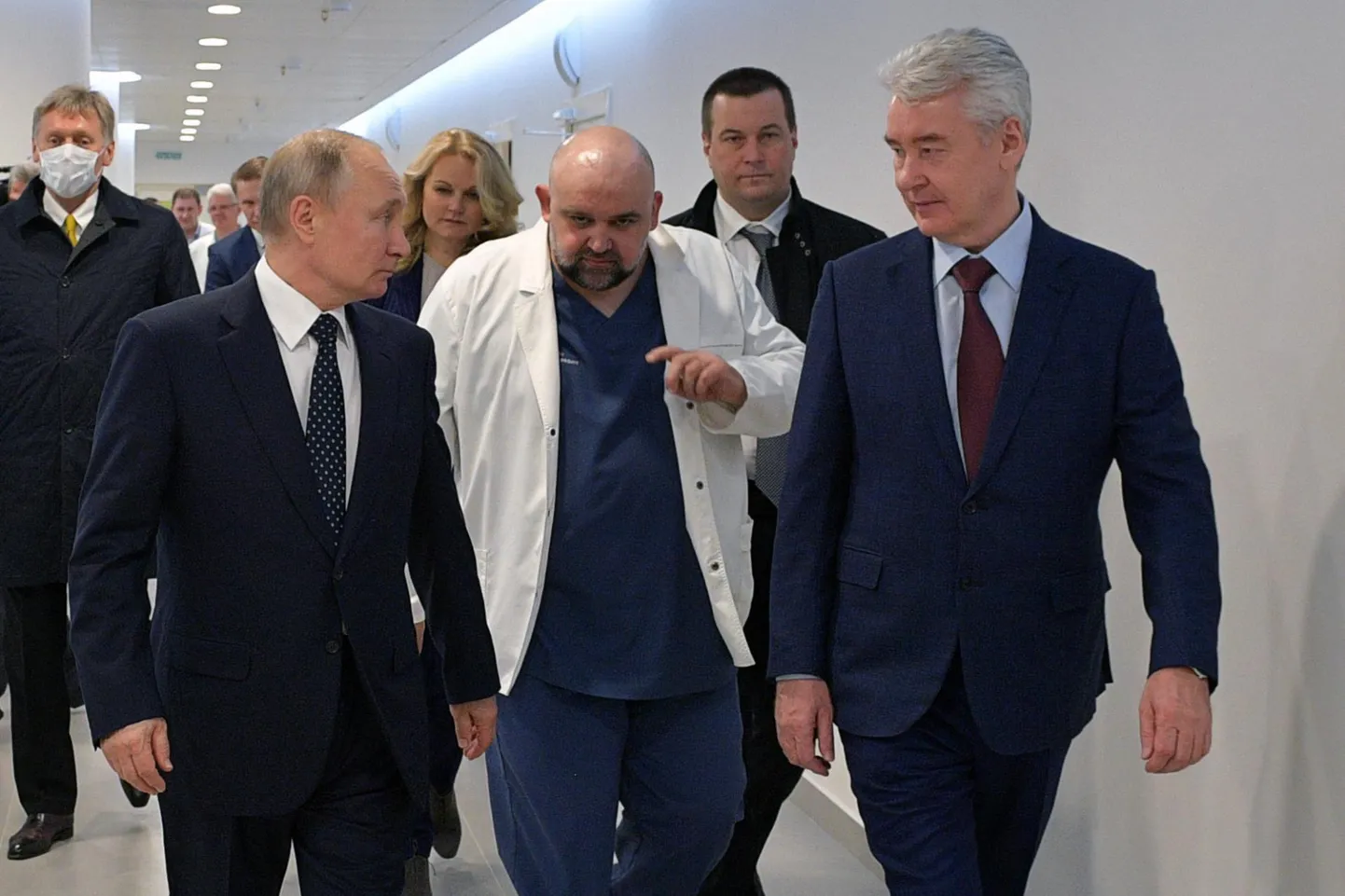 Peaarst Deniss Protsenko (keskel) näitas kümme päeva tagasi Venemaa presidendile Vladimir Putinile ja Moskva linnapeale Sergei Sobjaninile (paremal), kuidas kantakse Novomoskovski meditsiinikeskuses hoolt patsientide eeest, kelle kahtlustatakse koroonaviirusnakkust.