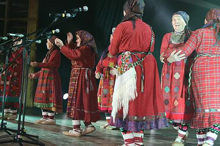 На сцене бабушки "зажгли"