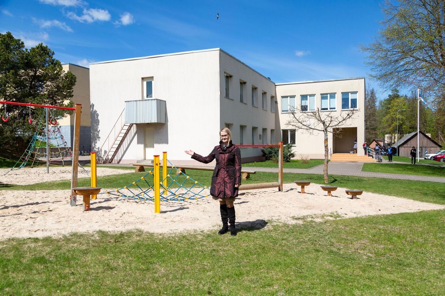 Puiga kooli direktor Siiri Plangi osutab tulevase juurdeehitise asukohale. Praegune mänguväljak nihutatakse eemale.