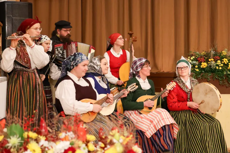 Muzicē Latvijas Universitātes folkloras kopa "Dandari". Festivāla "Baltica" repertuāra pārbaudes skate Rīgā.