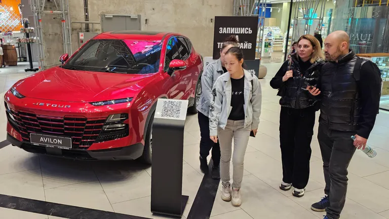 Западные автоконцерны бросили заводы в России, а китайские строят не спешат, но с удовольствием продают собранные в Китае машины. Jetour в московском торговом центре