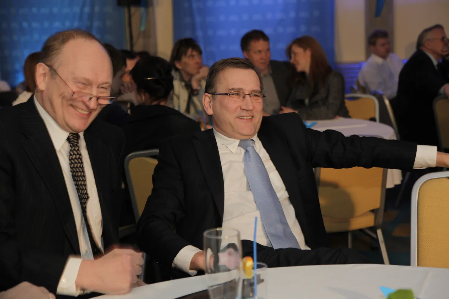 IRLi valimispidu hotellis Radisson. Tulemused teevad rõõmu Jaak Aaviksoole ja Juhan Partsile.