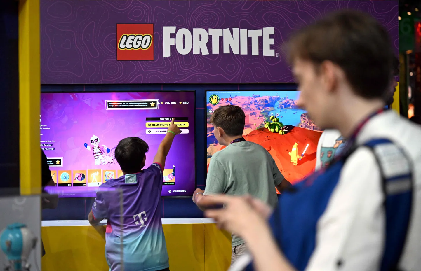 Epic Games saavutas ülemaailmse kuulsuse oma battle royale mänguga «Fortnite», mis on saanud üheks kõigi aegade populaarseimaks videomänguks. Mängu edu on olnud nii suur, et «Fortnite» on muutunud laiemaks kultuurinähtuseks, korraldades virtuaalseid kontserte (näiteks Travis Scotti ja Ariana Grande), filmiüritusi ja muid interaktiivseid elamusi. Fotol seisavad külastajad  «Lego Fortnite» boksi juures, mille Epic Games on välja töötanud ja avaldanud koostöös The Lego Groupiga, meediapäeval Gamescomi videomängumessil Kölni linnas Lääne-Saksamaal 21. augustil 2024.