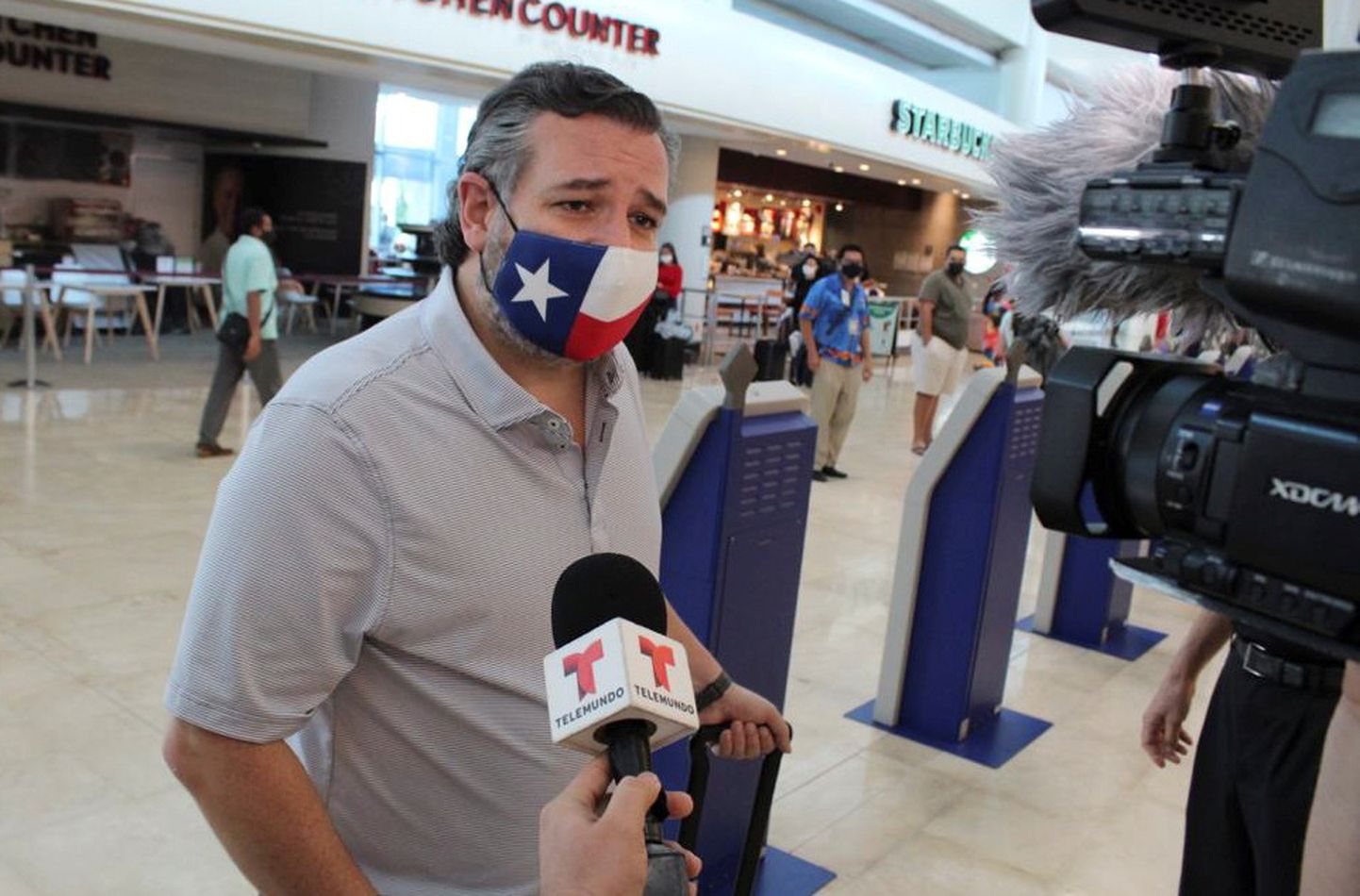 Texase senaator Ted Cruz 18. veebruaril Mehhiko Cancuni lennujaamas, enne tagasilendu USAsse
