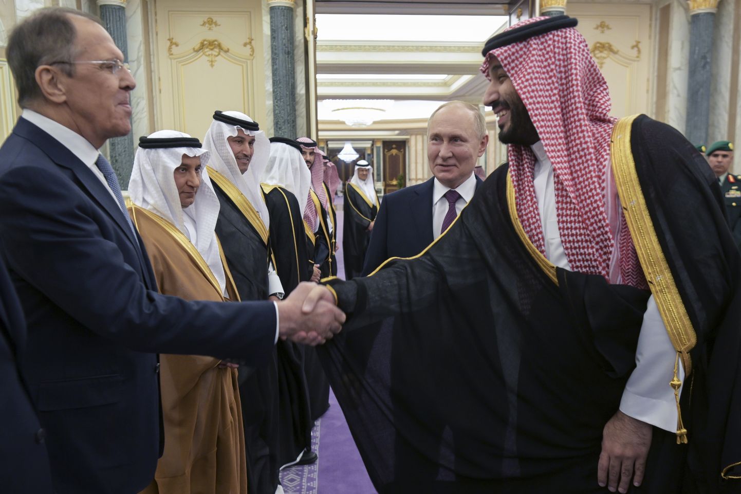 Saudi Araabia kroonprints Mohammed bin-Salman tervitamas Venemaa välisministrit Sergei Lavrovi, taamal Venemaa režiimi juht Vladimir Putin.