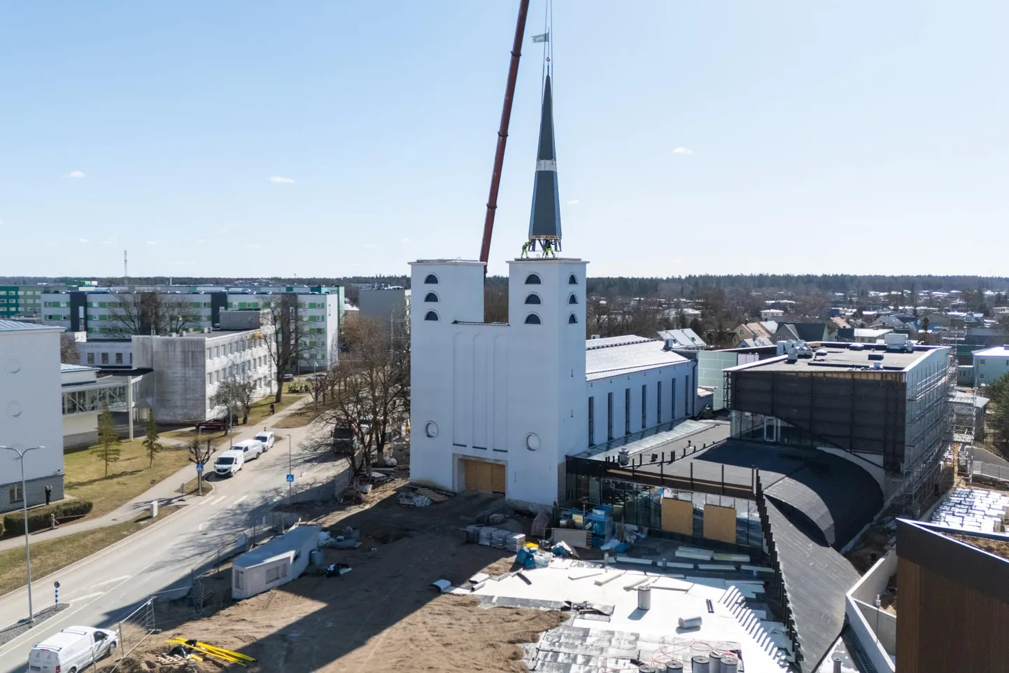 Veel mõni minut ja Rakvere Kolmainu kiriku kell hakkab lööma keskpäevatundi. Just samal hetkel jõuab oma alalisse paika Pauluse kiriku ehk Ukuaru muusikamaja esimene tornikiiver.