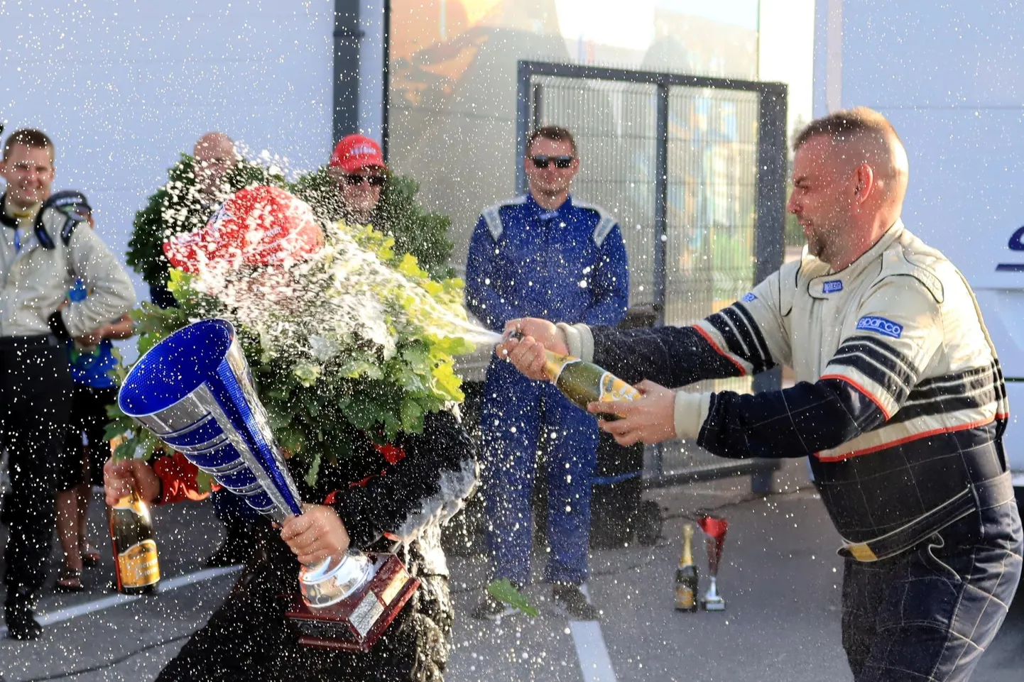 Etapi kahekordne võitja Sander Roosimaa sai kahekordse kolmanda koha mehe Kristjan Pruusapuu käe läbi võidujoogiga kastetud.