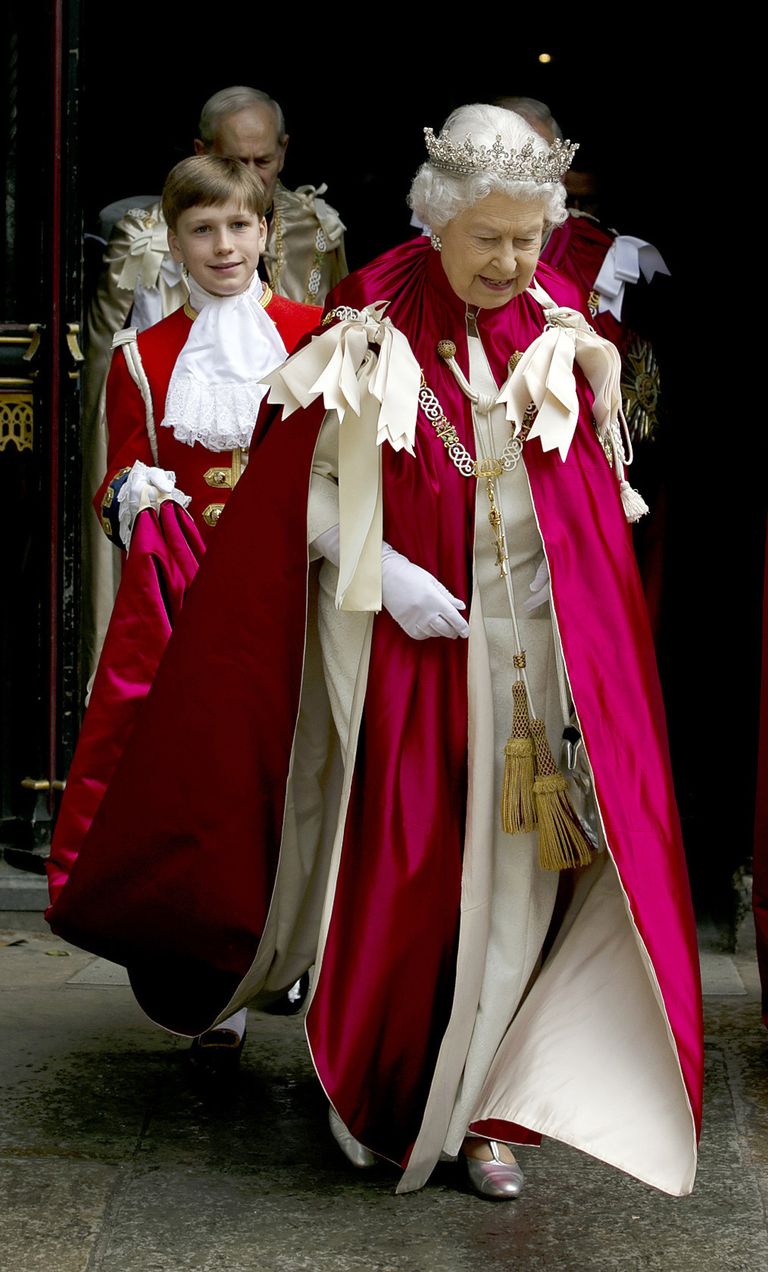 Kuninganna Elizabeth II lahkumas Kõige Auväärsema Bathi ordu teenistuselt Westminster Abbeys Londonis 9. mail, aastal 2014. Teenistus toimub iga nelja aasta tagant ning prints Charles, Walesi prints käib kohal iga kord, kuninganna ise aga igal teisel.