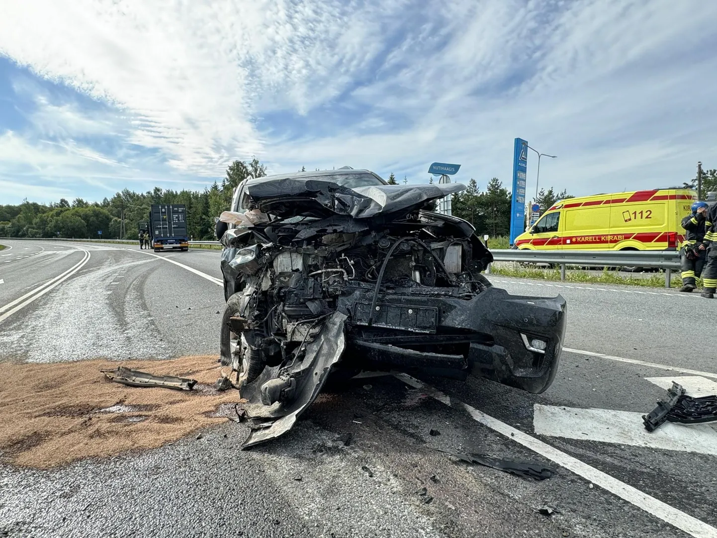 Neljapäeva hommikul juhtus raske avarii Tallinna–Narva maanteel Sõmeru ristmikul. Toyota Land Cruiseri juht ei märganud raskeveokit ja sõidukid põrkasid kokku. 