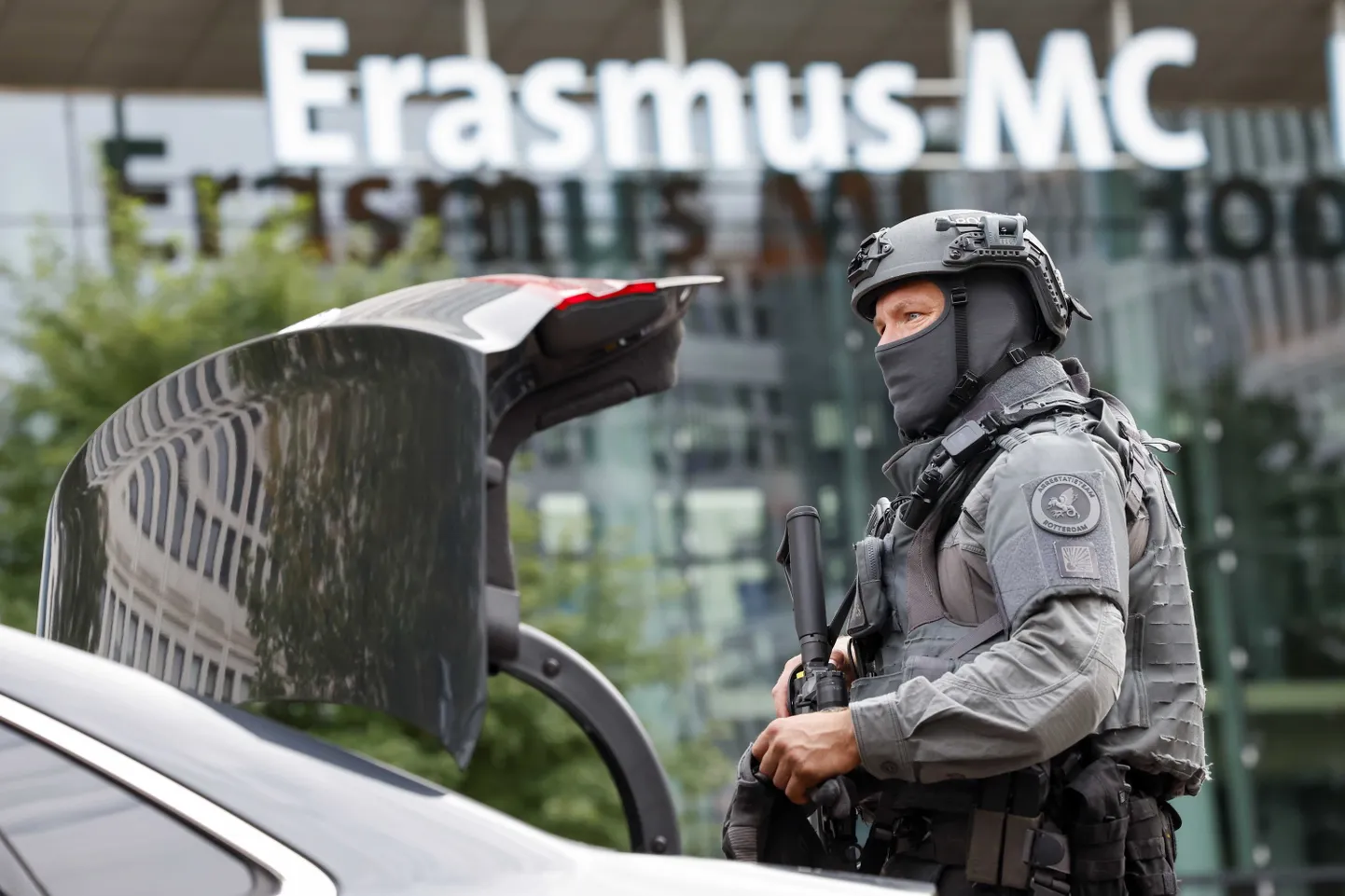 Голландский полицейский у оцепленного после двух случаев стрельбы медицинского центра Университета Erasmus в Роттердаме