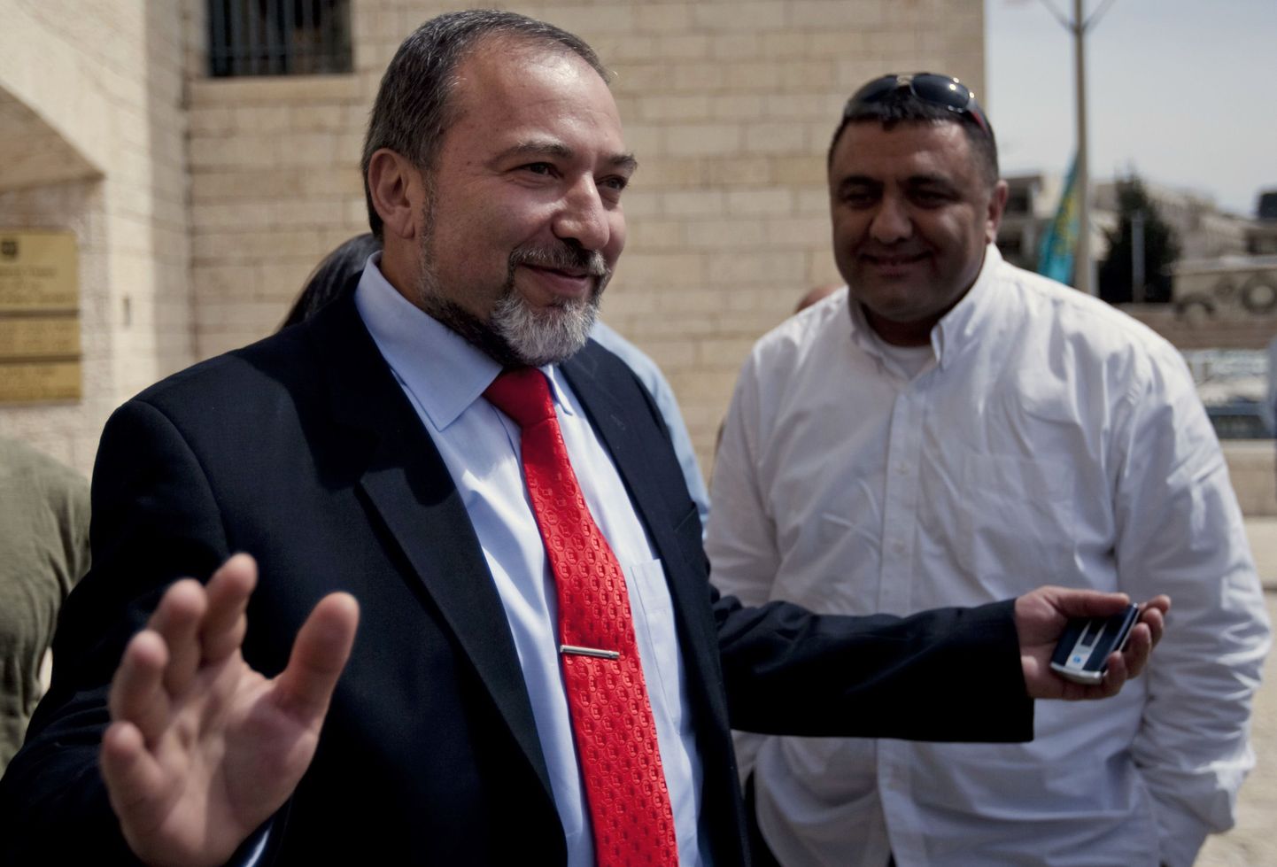 Iisraeli uus välisminister Avigdor Lieberman laiutab käsi.