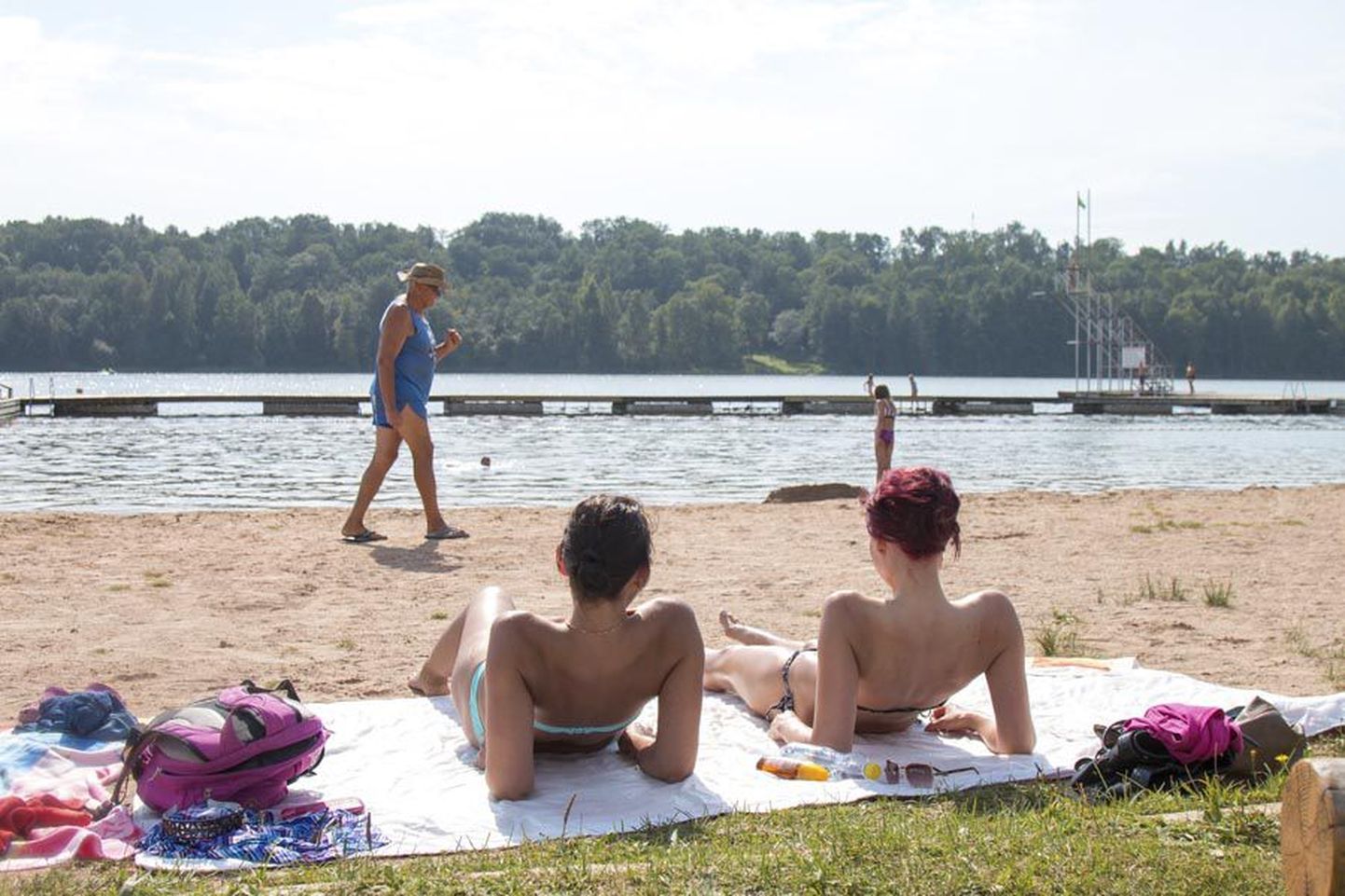 Selle nädala kõige soojemat ilma oli eile lõunaks Viljandi randa nautima tulnud rohkem kui poolsada inimest. Kui täiskasvanud peesitasid päikese käes, siis lapsed sulistasid vees. Paadilaenutajal polnud aga ühtki kundet.