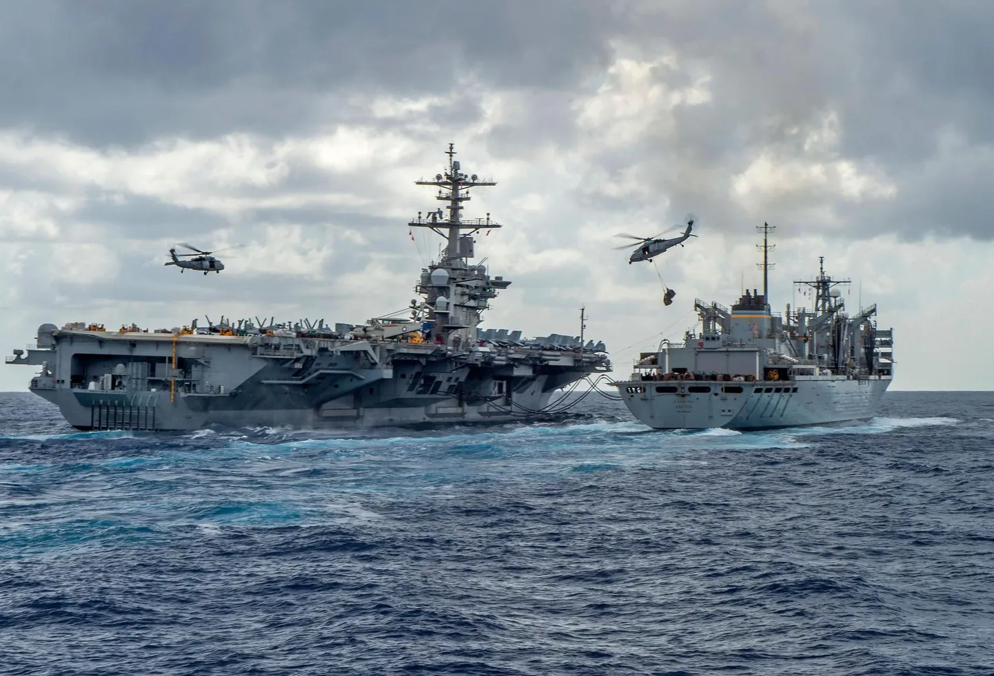 Lennukikandja USS Abraham Lincoln ja abilaev USNS Arctic Pärsia lahel.