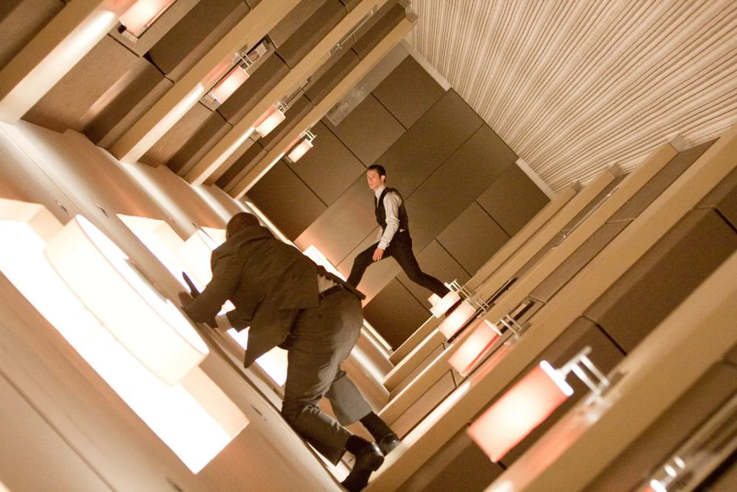 Правая рука Кобба Артур (актер Джозеф Гордон-Левитт) сражается с проекцией охранника.