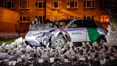 ГАЛЕРЕЯ ⟩ Водитель, разбивший арендованный автомобиль Bolt, скрылся с места происшествия