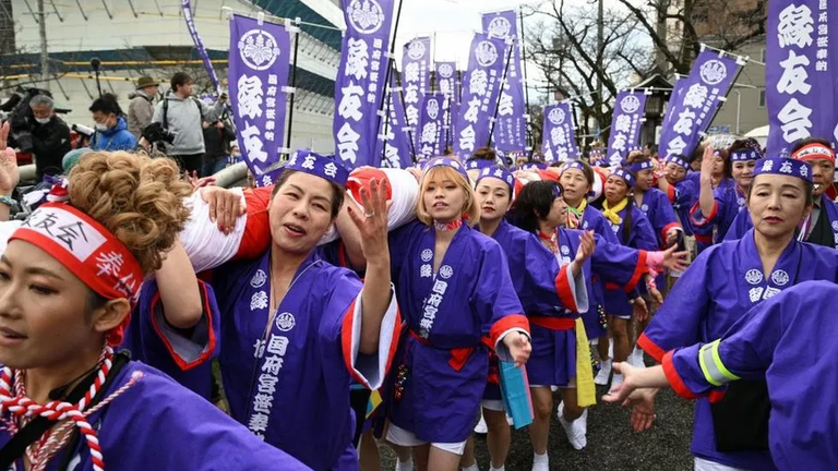 Женщины на фестивале Хадака-мацури.
