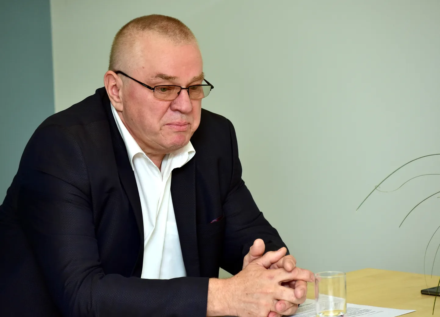 Ikšķiles novada domes priekšsēdētājs Indulis Trapiņš piedalās preses konferencē, kurā informē par Ikšķiles novada iedzīvotāju aptaujas par Vides aizsardzības un reģionālās attīstības ministrijas izstrādāto modeli jaunam administratīvi teritoriālam iedalījumam norisi.