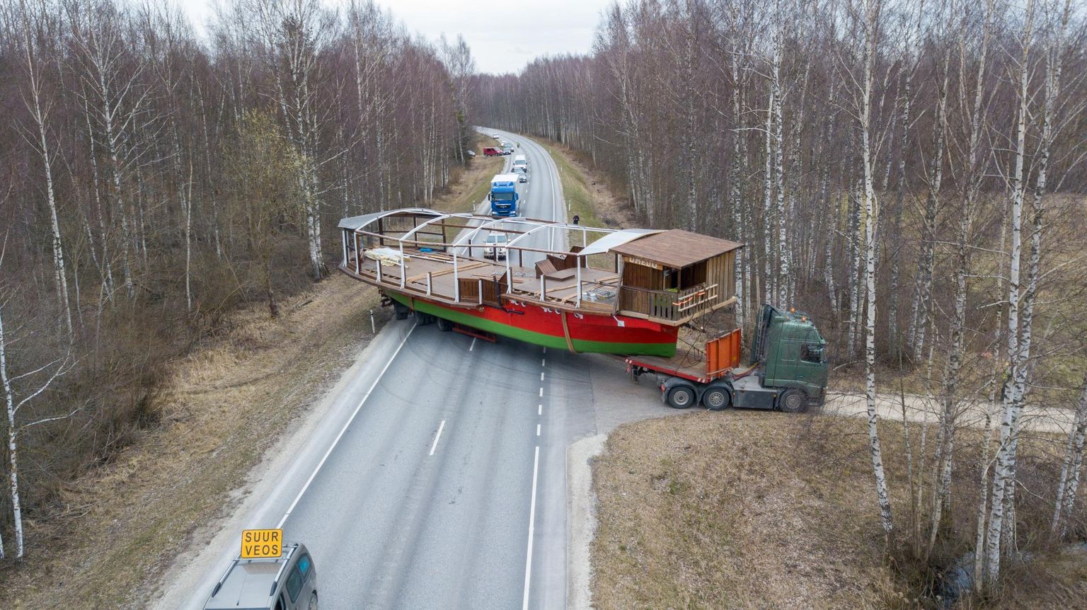 Peolaeva Võrtsjärvele vedamine pani mõneks hetkeks ka Viljandi maanteel liikluse kinni.