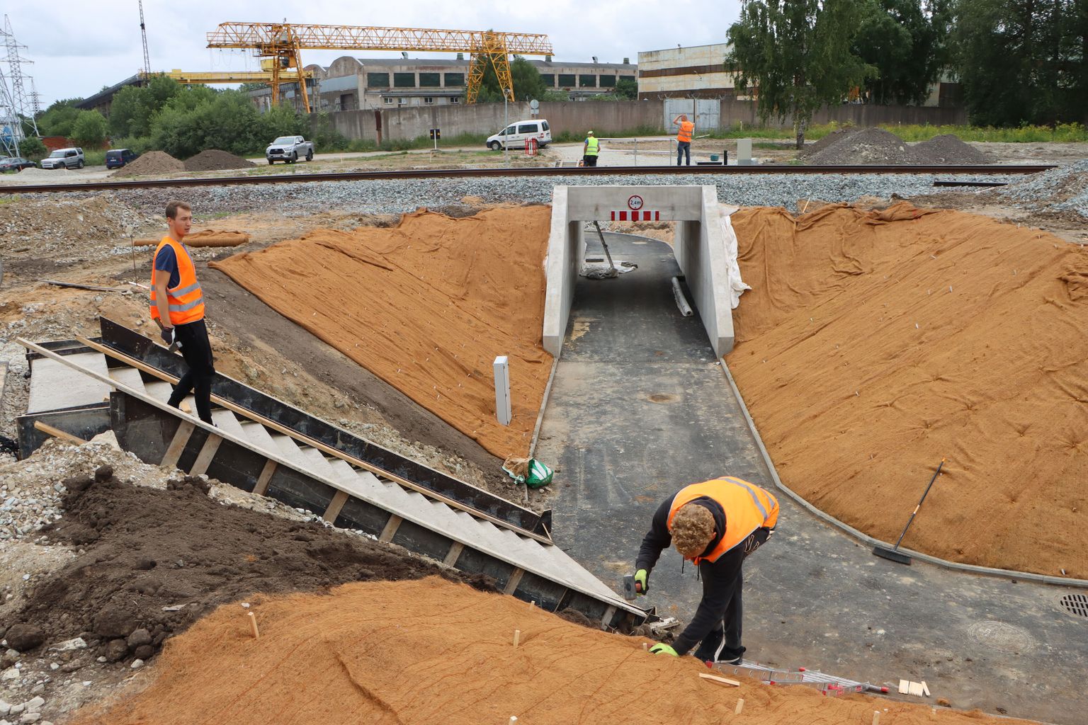 На строительстве пешеходного тоннеля, которое завершится к концу июля, осталось еще укрепить склоны и установить поручни.