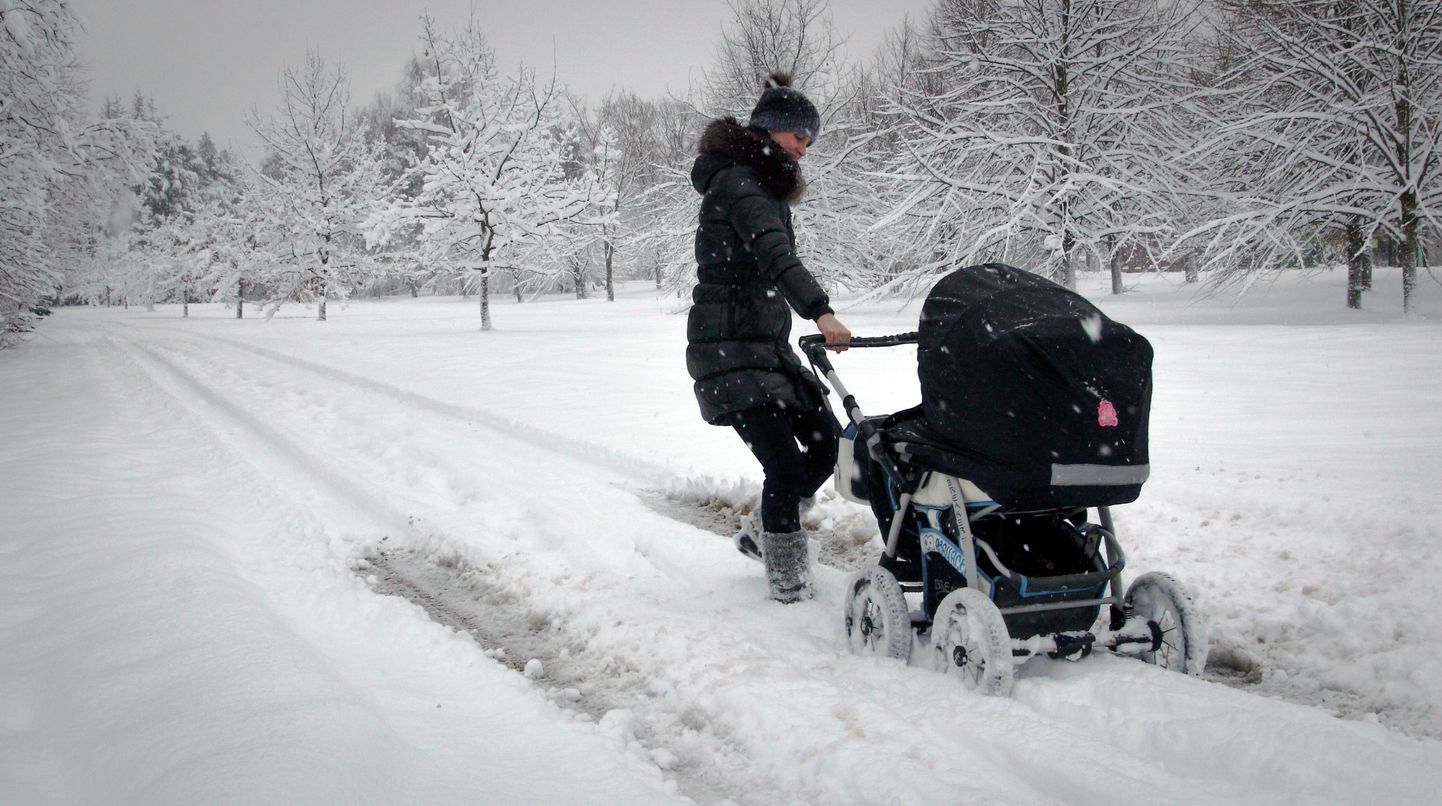 Lumine kõnnitee on saanud lapsevakrit lükkavale emale tõeliseks takistusribaks.