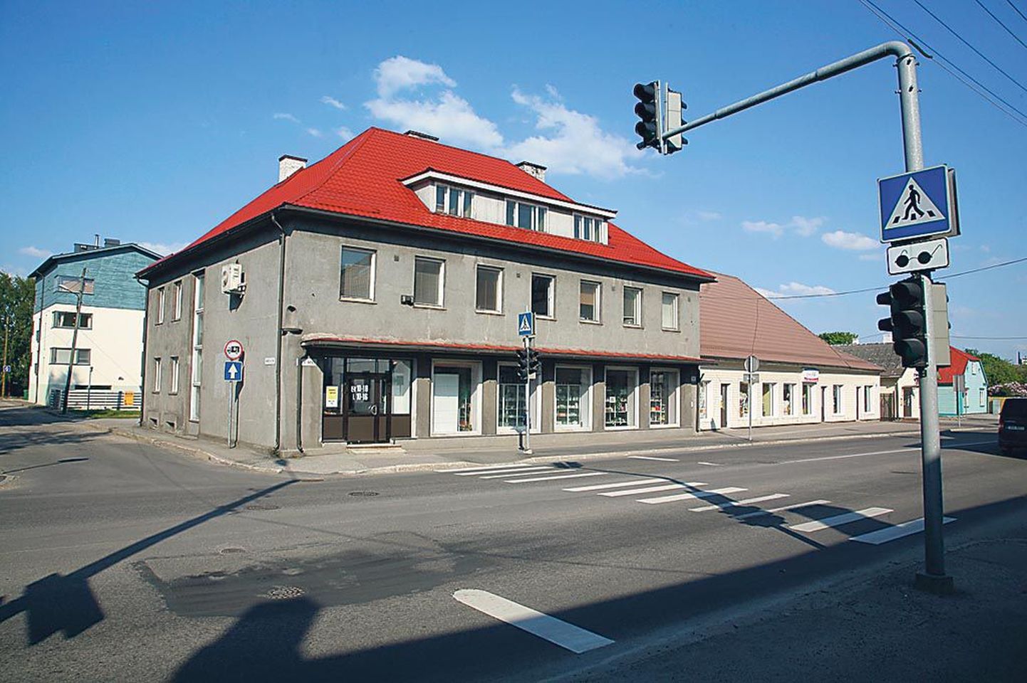 Riia maantee 18 kaubandushoone ehitas 1938. aastal Pärnu majandusühisus. Enne Teist maailmasõda asusid maja teisel korrusel ühisuse töötajate korterid, nüüd on seal kaubamaja omanikfirma Pärnu majandusühistu kontoriruumid.
