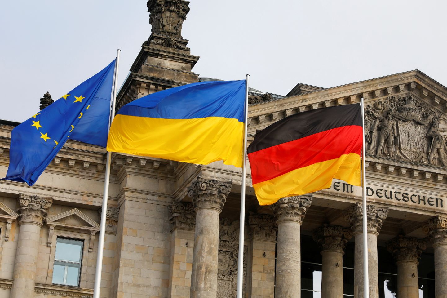 Флаги ЕС, Украины и Германии.