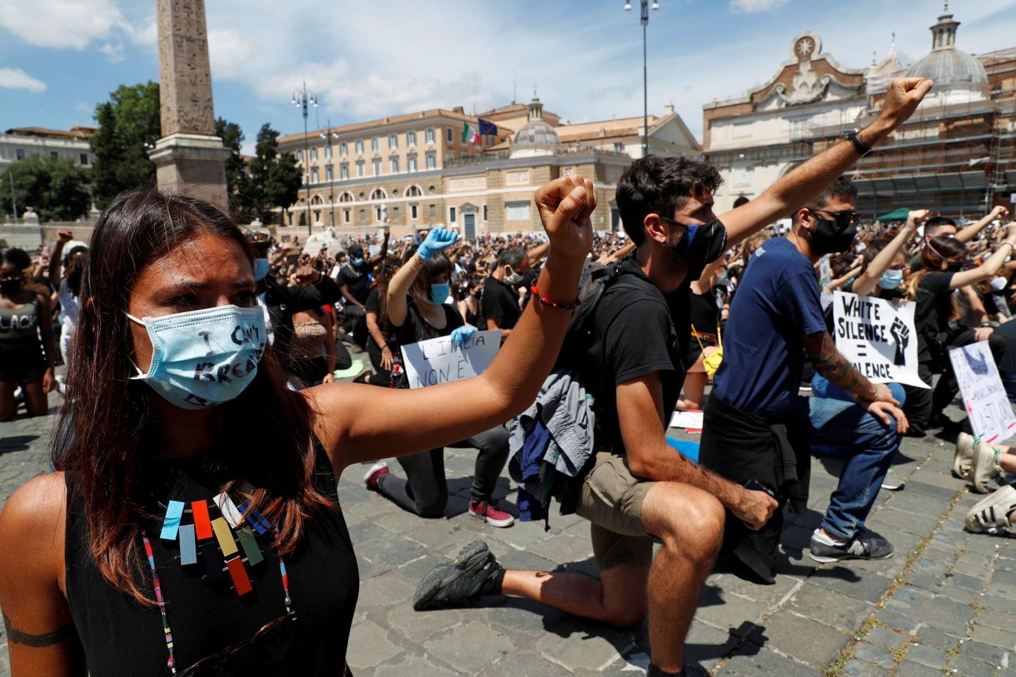 Näomaskis meeleavaldajad eile Roomas Piazza del Popolol protestimas rassilise diskrimineerimise vastu. 
