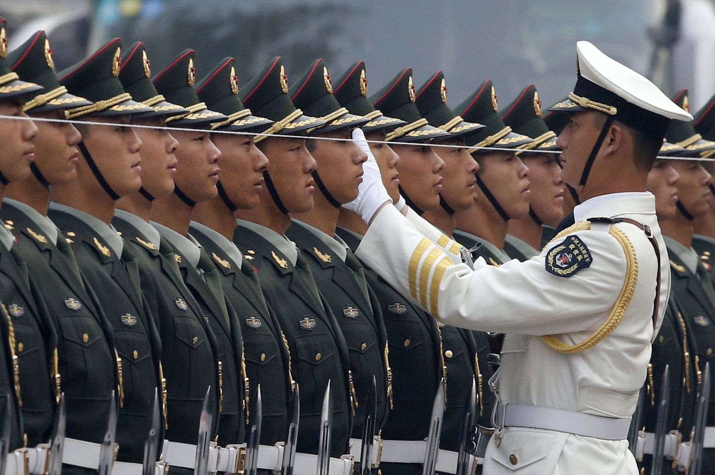 Hiina armee kasutab nööre, et kõik sõdurid täpselt ühe joone taha rivistada.