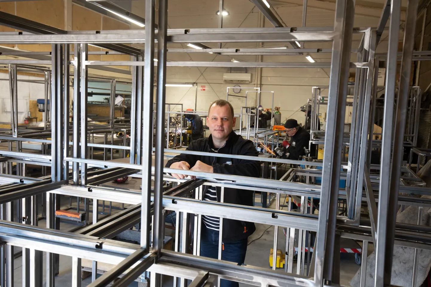 Tegevjuht Rivo Kigaste sõnul ettevõtte töö järele nõudlust on, sest metallosadega saab mööbli juures tekitada minimalistlikkust, mida moodsas disainis hinnatakse. Pildil olevad lauakarkassid lähevad hotellimööbliks.