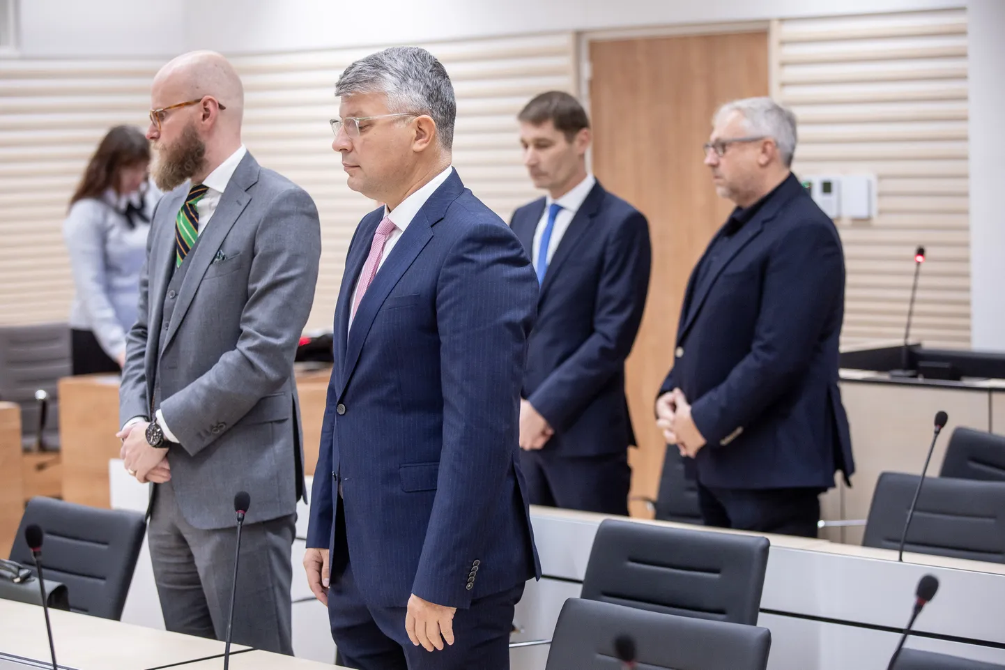 Harju maakohus mõistis mullu 18. oktoobril Hillar Tederi, Mihail Korbi ja Keskerakonna õigeks, kuid Tallinna ringkonnakohus tühistas tänavu 18. märtsil selle otsuse ja mõistis kohtualused süüdi. Esiplaanil vandeadvokaat Paul Keres ja Keskerakonna endine peasekretär Mihhail Korb, tagaplaanil kaitsja Margus Kurm ja ärimees Hillar Teder oktoobris 2023 Harju maakohtus otsust kuulamas.