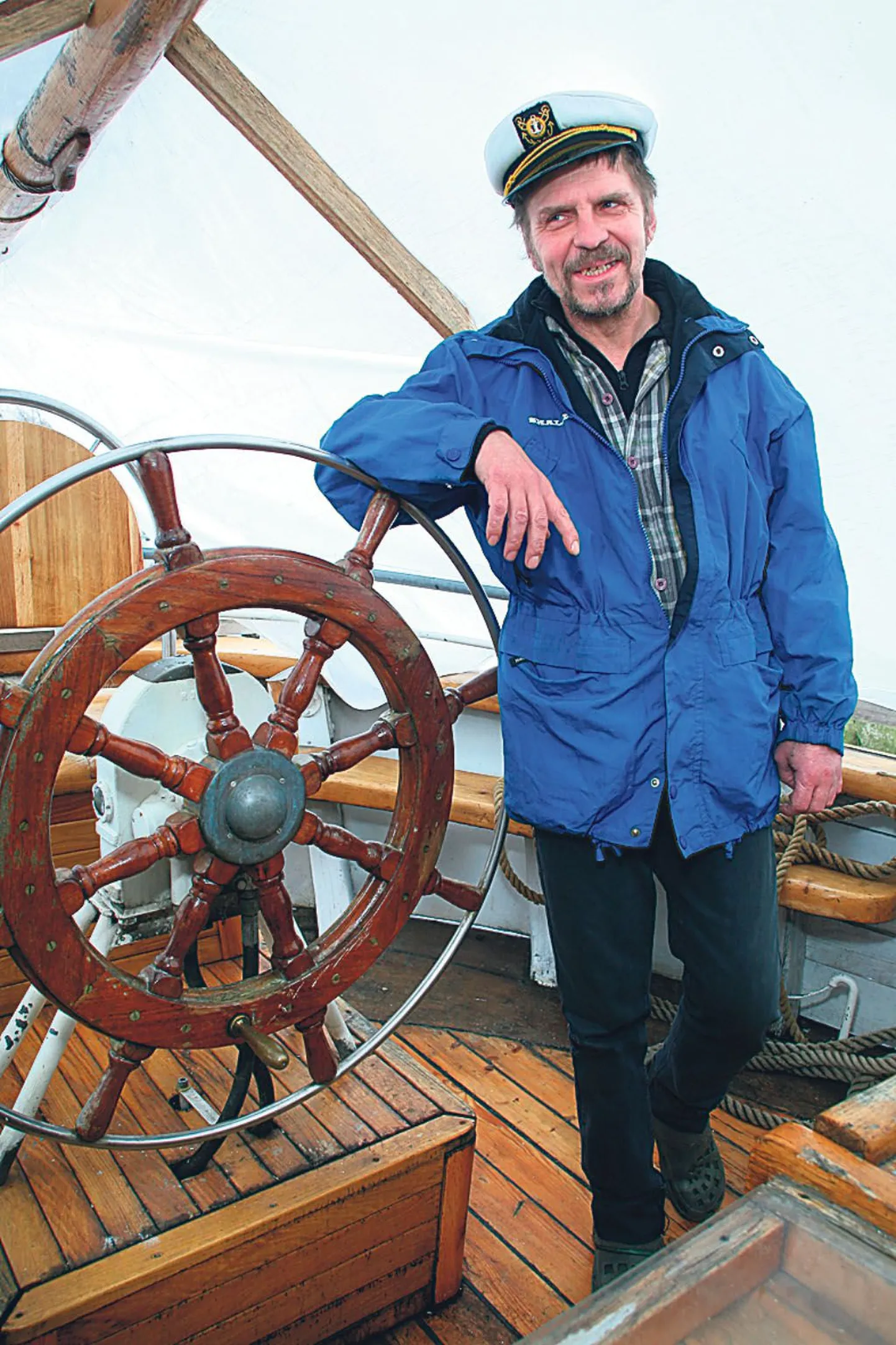 Kapten Tarmo Mihhailov näitab heal meelel purjelaeva.
