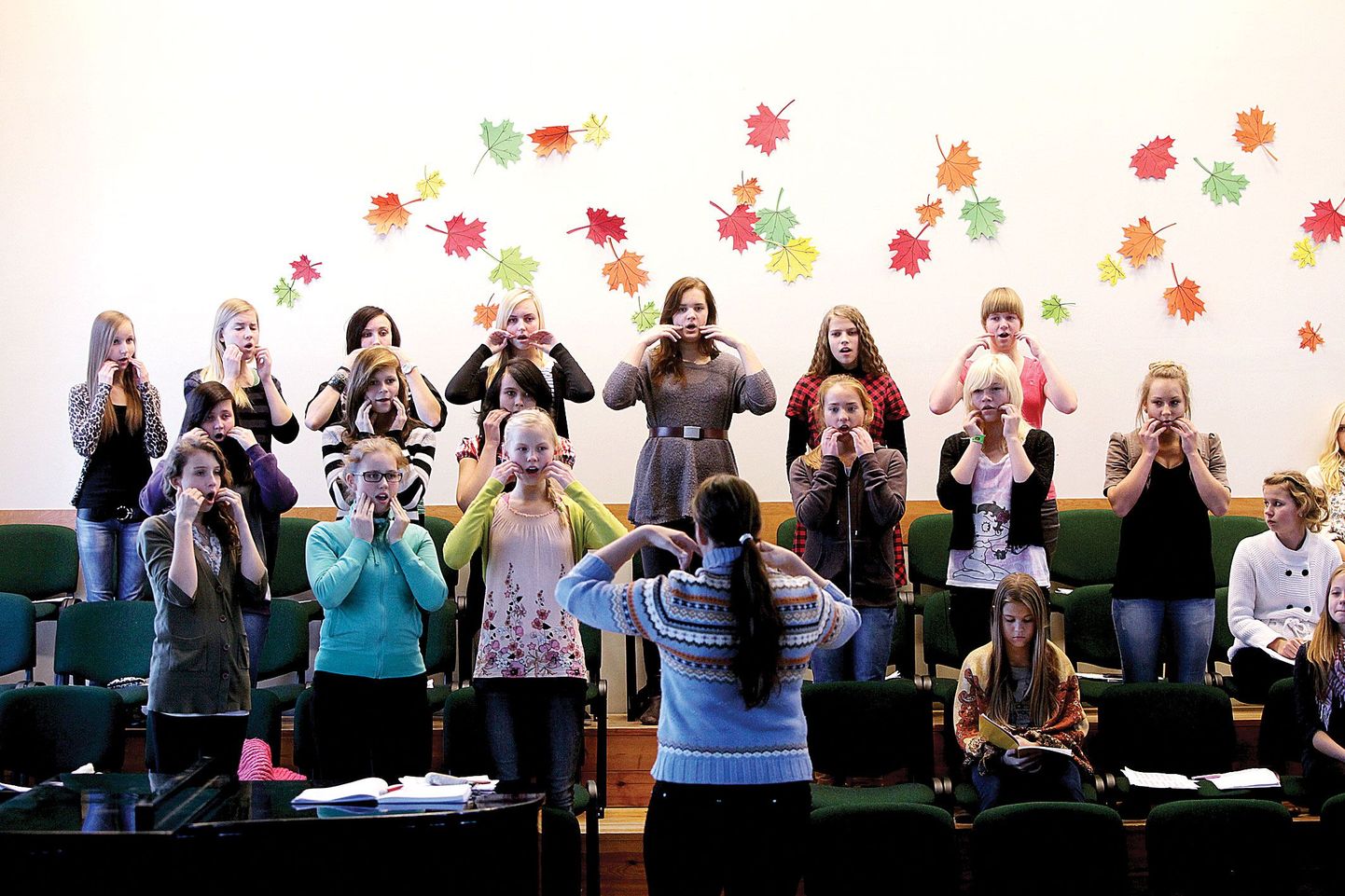 Kõrgelt hinnatud neidudekoori Kurekell proove tehakse Karlova gümnaasiumi aulas, samuti on see gümnaasium koori aluskooliks, kust tuleb suurem osa 14–18-aastaseid lauljaid. Gümnaasiumi kadumisel tuleb koori tegevus ümber korraldada.